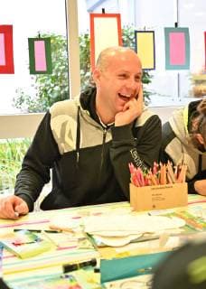 04.12.2018 - Handball - 1. Bundesliga - Saison 2018 2019 - HC Erlangen HCE - Bastelstunde in Kinderklinik Erlangen - HMI - Gorazd Skof (12, HC Erlangen HCE ) hat Spaß