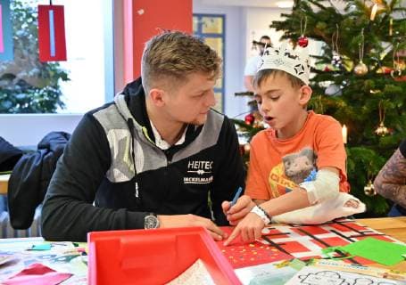 04.12.2018 - Handball - 1. Bundesliga - Saison 2018 2019 - HC Erlangen HCE - Bastelstunde in Kinderklinik Erlangen - HMI - Michael Haßferter Hassferter (26, HC Erlangen HCE ) bastelt mit Florian