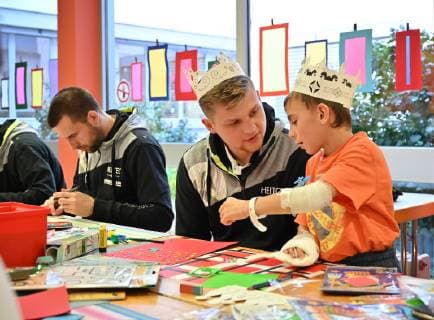 04.12.2018 - Handball - 1. Bundesliga - Saison 2018 2019 - HC Erlangen HCE - Bastelstunde in Kinderklinik Erlangen - HMI - Michael Haßferter Hassferter (26, HC Erlangen HCE ) bastelt mit Florian