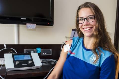 Brest, Frankreich 04. Dezember 2018: EHF EM 2018 - Media Day Emily Boelk Bölk (Deutschland Thueringer HC) bei der Elektrotherapie Brest Frankreich