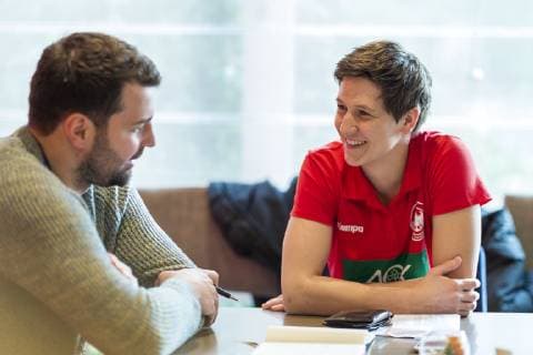 Brest, Frankreich 04. Dezember 2018: EHF EM 2018 - Media Day Ina Grossmann (Deutschland Thueringer HC) im Interview mit der Handballwoche Brest Frankreich