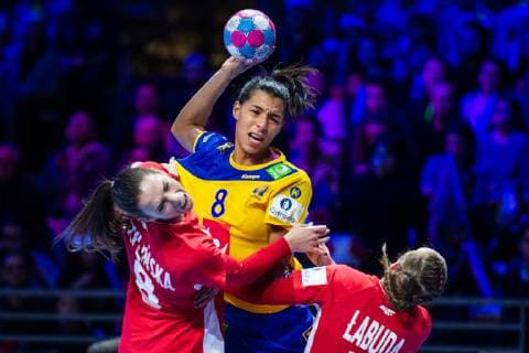 181204 Jamina Roberts of Sweden competes for the ball with Monika Kobylinska and Aneta Labuda of Poland during the EHF European Women?s Handball Championship match between Sweden and Poland on Dec 4, 2018 in Nantes. Photo: Ludvig Thunman BILDBYRAN kod LT 35562  Copyright: LUDVIGxTHUNMAN BB181204LT015