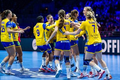181204 Players of Sweden celebrate after the EHF European Women?s Handball Championship match between Sweden and Poland on Dec 4, 2018 in Nantes. Photo: Ludvig Thunman BILDBYRAN kod LT 35562  Copyright: LUDVIGxTHUNMAN BB181204LT054
