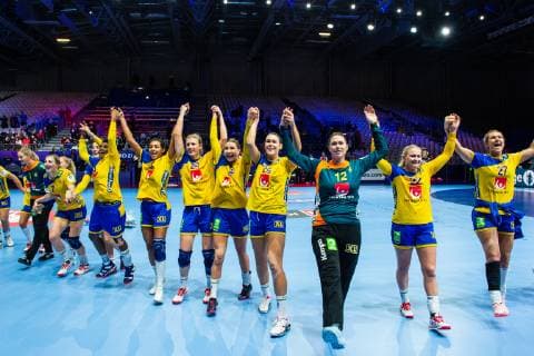 181204 Loui Sand, Jamina Roberts, Jenny Alm, Anna Lagerquist, Mikaela Mässing, goalkeeper Filippa Idehn, Hanna Blomstrand and Sabina Jacobsen of Sweden celebrate after the EHF European Women?s Handball Championship match between Sweden and Poland on Dec 4, 2018 in Nantes. Photo: Ludvig Thunman BILDBYRAN kod LT 35562  Copyright: LUDVIGxTHUNMAN BB181204LT055