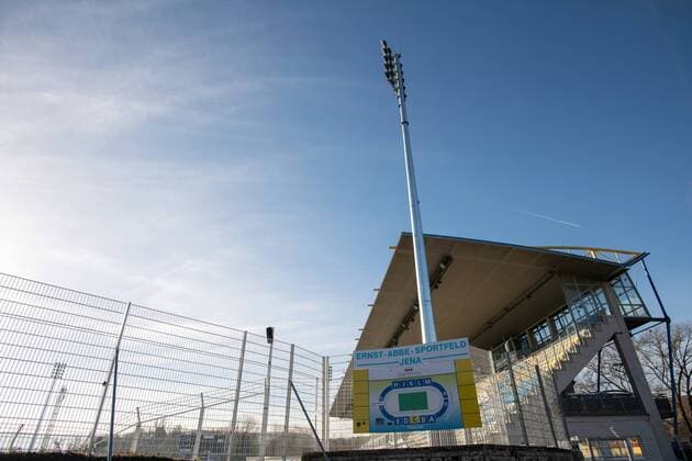 Ernst Abbe Sportfeld Jena, Heimspielstadion des FC Carl Zeiss Jena am 5.12.2018 Blick auf die Haupttribüne mit einem der neuen Flutlichtmasten Ernst Abbe Sportfeld