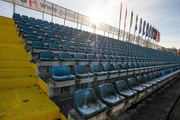Ernst Abbe Sportfeld Jena, Heimspielstadion des FC Carl Zeiss Jena am 5.12.2018 Blick auf die marode Gegengerade Sitzschalen im Stadion Ernst Abbe Sportfeld