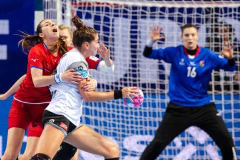 Handball, Damen EM, Deutschland - Tschechien 181205 Iveta Luzumov? of Czech Republic and Emily Bölk of Germany during the EHF European WomenÕs Handball Championship match between Germany and Czech Republic on December 5, 2018 in Brest. Photo: Fredrik Varfjell BILDBYRN kod FV 150175 Copyright: FREDRIKxVARFJELL BB181205FV004