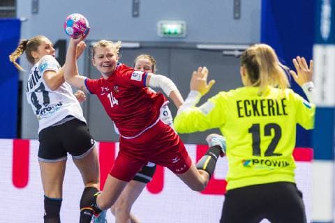 Handball, Frauen: EM, Deutschland Tschechien Vorrunde, Gruppe D, 3. Spieltag in der Brest Arena v.li. Alicia Stolle (Deutschland Thueringer HC), Kamila Kordovska (Tschechien HSG Blomberg-Lippe), Torhueterin Dinah Eckerle (Deutschland SG BBM Bietigheim) Brest Arena Brest Frankreich