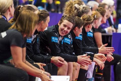 Handball, Frauen: EM, Deutschland Tschechien Vorrunde, Gruppe D, 3. Spieltag in der Brest Arena Alina Grijseels (Deutschland Dortmund) lachend laechelnd gut gelaunt grinst grinsend Brest Arena Brest Frankreich