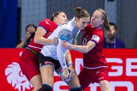 Handball, Frauen: EM, Deutschland Tschechien Vorrunde, Gruppe D, 3. Spieltag in der Brest Arena v.li. Petra Adamkova (Tschechien Goeppingen), Julia Behnke (Deutschland Metzingen), Veronika Mala (Tschechien) Brest Arena Brest Frankreich