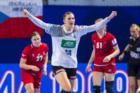 Handball, Frauen: EM, Deutschland Tschechien Vorrunde, Gruppe D, 3. Spieltag in der Brest Arena Julia Behnke (Deutschland Metzingen) Brest Arena Brest Frankreich