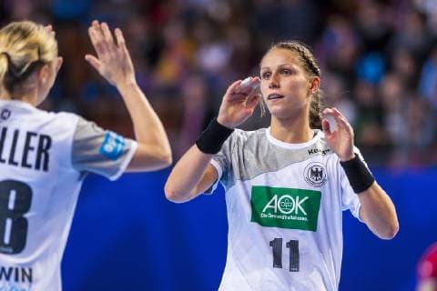 Handball, Frauen: EM, Deutschland Tschechien Vorrunde, Gruppe D, 3. Spieltag in der Brest Arena v.li. Franziska Müller Mueller (Deutschland Blomberg), Xenia Smits (Deutschland Metz) Brest Arena Brest Frankreich