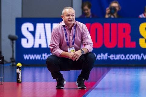 Handball, Frauen: EM, Deutschland Tschechien Vorrunde, Gruppe D, 3. Spieltag in der Brest Arena Trainer Jan Basny (Tschechien) Brest Arena Brest Frankreich