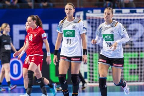 Handball, Frauen: EM, Deutschland Tschechien Vorrunde, Gruppe D, 3. Spieltag in der Brest Arena v.li. Iveta Luzumova (Tschechien Thueringer HC), Xenia Smits (Deutschland Metz), Julia Behnke (Deutschland Metzingen) Brest Arena Brest Frankreich