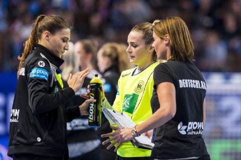 Handball, Frauen: EM, Deutschland Tschechien Vorrunde, Gruppe D, 3. Spieltag in der Brest Arena v.li. Torhueterin Isabell Roch (Deutschland Metzingen), Torhueterin Dinah Eckerle (Deutschland SG BBM Bietigheim) Brest Arena Brest Frankreich