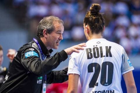Handball, Frauen: EM, Deutschland Tschechien Vorrunde, Gruppe D, 3. Spieltag in der Brest Arena v.li. Trainer Henk Groener (Deutschland), Emily Boelk Bölk (Deutschland Thueringer HC) Brest Arena Brest Frankreich