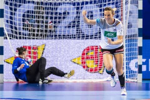 Handball, Frauen: EM, Deutschland Tschechien Vorrunde, Gruppe D, 3. Spieltag in der Brest Arena v.li. Lucie Satrapova (Tschechien), Angie Geschke (Deutschland Oldenburg), Jubel Freude Emotion Brest Arena Brest Frankreich