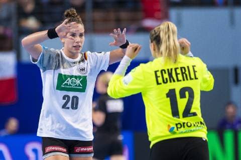 Handball, Frauen: EM, Deutschland Tschechien Vorrunde, Gruppe D, 3. Spieltag in der Brest Arena v.li. Emily Boelk Bölk (Deutschland Thueringer HC), Torhueterin Dinah Eckerle (Deutschland SG BBM Bietigheim) Brest Arena Brest Frankreich