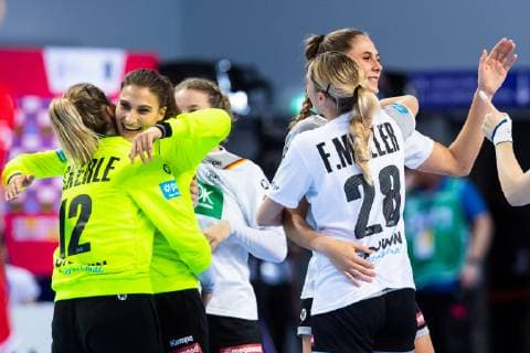 181205. Dinah Eckerle, Goalkeeper Isabell Roch, Alicia Stolle and Franziska Müller of Germany celebrates after the EHF European WomenÕs Handball Championship match between Germany and Czech Republic on December 5, 2018 in Brest. Photo: Fredrik Varfjell BILDBYRN kod FV 150175 Copyright: FREDRIKxVARFJELL BB181205FV020