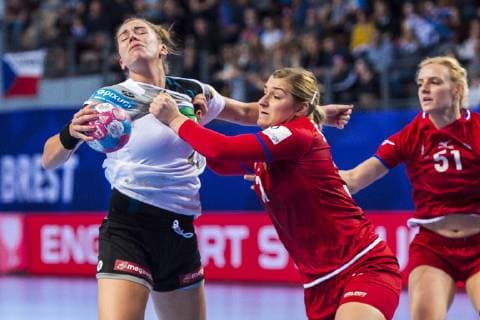 Handball, Frauen: EM, Deutschland Tschechien Vorrunde, Gruppe D, 3. Spieltag in der Brest Arena v. li. im Zweikampf Emily Boelk Bölk (Deutschland Thueringer HC) und Petra Adamkova (Tschechien Goeppingen) Brest Arena Brest Frankreich