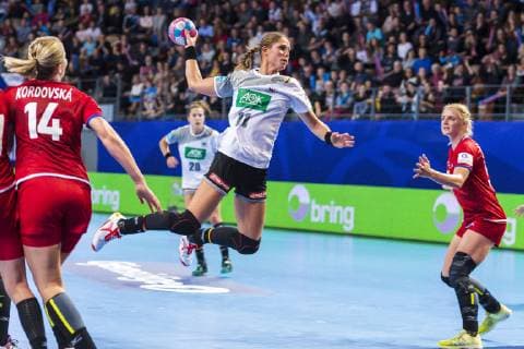 Handball, Frauen: EM, Deutschland Tschechien Vorrunde, Gruppe D, 3. Spieltag in der Brest Arena v.li. Kamila Kordovska (Tschechien HSG Blomberg-Lippe), Xenia Smits (Deutschland Metz), Brest Arena Brest Frankreich