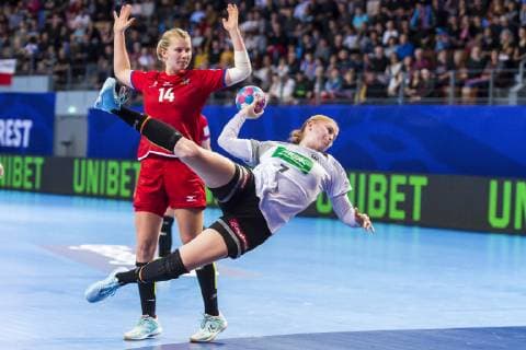 Handball, Frauen: EM, Deutschland Tschechien Vorrunde, Gruppe D, 3. Spieltag in der Brest Arena v.li. Kamila Kordovska (Tschechien HSG Blomberg-Lippe), Meike Schmelzer (Deutschland Thueringer HC) Brest Arena Brest Frankreich