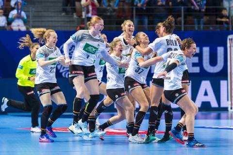 Handball, Frauen: EM, Deutschland Tschechien Vorrunde, Gruppe D, 3. Spieltag in der Brest Arena v.li. Maren Weigel (Deutschland Metzingen), Meike Schmelzer (Deutschland Thueringer HC), Amelie Berger (Deutschland Leverkusen), Luisa Schulze (Deutschland Bietigheim), Alicia Stolle (Deutschland Thueringer HC), Emily Boelk Bölk (Deutschland Thueringer HC), Alina Grijseels (Deutschland Dortmund) Brest Arena Brest Frankreich