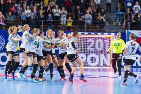 Handball, Frauen: EM, Deutschland Tschechien Vorrunde, Gruppe D, 3. Spieltag in der Brest Arena die Mannschaft von Deutschland, Schlussjubel Schlußjubel Emotion Freude Brest Arena Brest Frankreich