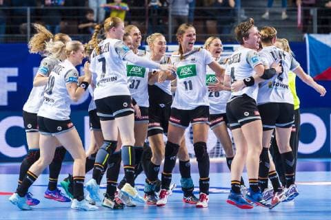Handball, Frauen: EM, Deutschland Tschechien Vorrunde, Gruppe D, 3. Spieltag in der Brest Arena die Mannschaft von Deutschland, Schlussjubel Schlußjubel Emotion Freude Brest Arena Brest Frankreich