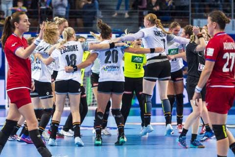 Handball, Frauen: EM, Deutschland Tschechien Vorrunde, Gruppe D, 3. Spieltag in der Brest Arena die Mannschaft von Deutschland, Schlussjubel Schlußjubel Emotion Freude Brest Arena Brest Frankreich