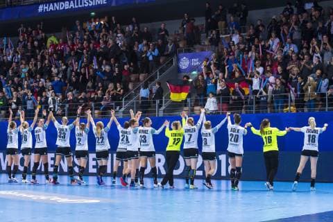 Handball, Frauen: EM, Deutschland Tschechien Vorrunde, Gruppe D, 3. Spieltag in der Brest Arena die Mannschaft von Deutschland, Schlussjubel Schlußjubel Emotion Freude Brest Arena Brest Frankreich