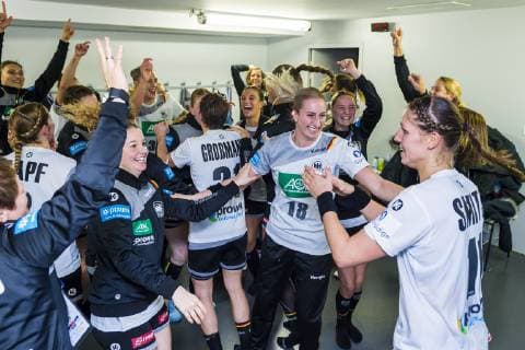 Handball, Frauen: EM, Deutschland Tschechien Vorrunde, Gruppe D, 3. Spieltag in der Brest Arena die Mannschaft von Deutschland, jubel in der Kabine, Schlussjubel Schlußjubel Emotion Freude Brest Arena Brest Frankreich