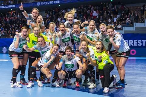 Sport Bilder des Tages Handball, Frauen: EM, Deutschland Tschechien Vorrunde, Gruppe D, 3. Spieltag in der Brest Arena die Mannschaft von Deutschland, Schlussjubel Schlußjubel Emotion Freude Brest Arena Brest Frankreich