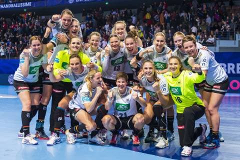 Handball, Frauen: EM, Deutschland Tschechien Vorrunde, Gruppe D, 3. Spieltag in der Brest Arena die Mannschaft von Deutschland, Schlussjubel Schlußjubel Emotion Freude Brest Arena Brest Frankreich