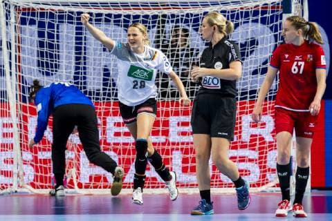 181205 Franziska Müller of Germany celebrates during the EHF European Women?s Handball Championship match between Germany and Czech Republic on December 5, 2018 in Brest. Photo: Fredrik Varfjell BILDBYRAN kod FV 150175 Copyright: FREDRIKxVARFJELL BB181205FV029
