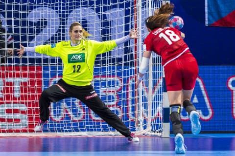 Handball, Frauen: EM, Deutschland Tschechien Vorrunde, Gruppe D, 3. Spieltag in der Brest Arena v.li. Torhueterin Dinah Eckerle (Deutschland SG BBM Bietigheim), Iveta Luzumova (Tschechien Thueringer HC) Brest Arena Brest Frankreich