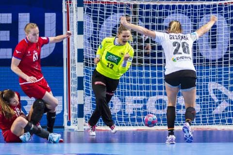 Handball, Frauen: EM, Deutschland Tschechien Vorrunde, Gruppe D, 3. Spieltag in der Brest Arena v.li. Veronika Mala (Tschechien), Torhueterin Dinah Eckerle (Deutschland SG BBM Bietigheim), Angie Geschke (Deutschland Oldenburg) Brest Arena Brest Frankreich