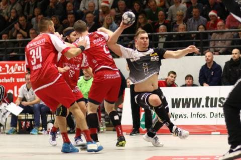 Torwurf von Tim Zechel (Essen) TuS Ferndorf vs TuSEM Essen, Handball, 2. Bundesliga, 05.12.2018 TuS Ferndorf vs TuSEM Essen, Handball, 2. Bundesliga, 05.12.2018 Kreuztal Copyright: xEIBNER RenexWeissx EP_RWS