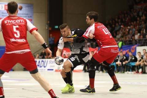 Dennis Szczesny (Essen) im Zweikampf mit Thomas Rink (Ferndorf) TuS Ferndorf vs TuSEM Essen, Handball, 2. Bundesliga, 05.12.2018 TuS Ferndorf vs TuSEM Essen, Handball, 2. Bundesliga, 05.12.2018 Kreuztal Copyright: xEIBNER RenexWeissx EP_RWS