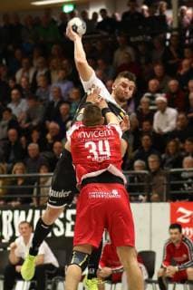 Torwurf von Dennis Szczesny (Essen) TuS Ferndorf vs TuSEM Essen, Handball, 2. Bundesliga, 05.12.2018 TuS Ferndorf vs TuSEM Essen, Handball, 2. Bundesliga, 05.12.2018 Kreuztal Copyright: xEIBNER RenexWeissx EP_RWS