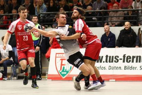 Jonas Ellwanger (Essen) im Zweikampf mit Julius Andersson (Ferndorf) TuS Ferndorf vs TuSEM Essen, Handball, 2. Bundesliga, 05.12.2018 TuS Ferndorf vs TuSEM Essen, Handball, 2. Bundesliga, 05.12.2018 Kreuztal Copyright: xEIBNER RenexWeissx EP_RWS