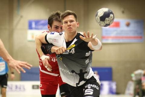 Thomas Rink (Ferndorf) im Zweikampf mit Carsten Ridder (Essen) TuS Ferndorf vs TuSEM Essen, Handball, 2. Bundesliga, 05.12.2018 TuS Ferndorf vs TuSEM Essen, Handball, 2. Bundesliga, 05.12.2018 Kreuztal Copyright: xEIBNER RenexWeissx EP_RWS