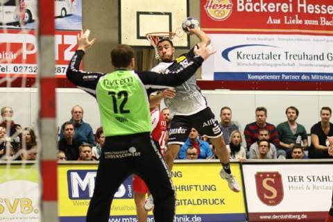 Torwurf von David Cyrill Akakpo (Essen) TuS Ferndorf vs TuSEM Essen, Handball, 2. Bundesliga, 05.12.2018 TuS Ferndorf vs TuSEM Essen, Handball, 2. Bundesliga, 05.12.2018 Kreuztal Copyright: xEIBNER RenexWeissx EP_RWS