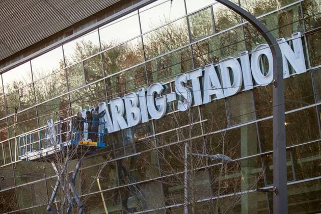 Fußball, Stadiongeschichte SG Dynamo Dresden Am Dynamo-Stadion wird der neue Schriftzug Rudolf-Harbig-Stadion angebracht. 05.12.2018, Dresden, Fussball, GER, 2. Bundesliga, 2. BL, Saison 2018 2019, Rudolf-Harbig-Stadion, SG Dynamo Dresden