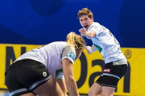 Handball, Frauen: EM, Deutschland Tschechien Vorrunde, Gruppe D, 3. Spieltag in der Brest Arena Ina Grossmann (Deutschland Thueringer HC) Angie Geschke (Deutschland Oldenburg) Jubel Freude Emotion Brest Arena Brest Frankreich