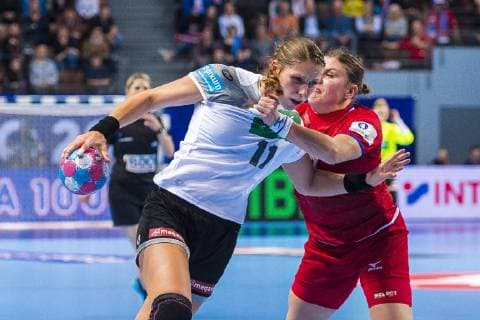 Handball, Frauen: EM, Deutschland Tschechien Vorrunde, Gruppe D, 3. Spieltag in der Brest Arena v. li. im Zweikampf Xenia Smits (Deutschland Metz), Petra Adamkova (Tschechien Goeppingen) Brest Arena Brest Frankreich