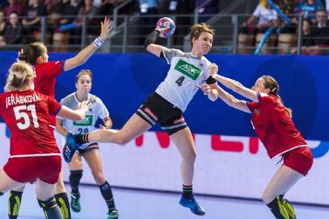 Handball, Frauen: EM, Deutschland Tschechien Vorrunde, Gruppe D, 3. Spieltag in der Brest Arena v.li. Marketa Jerabkova (Tschechien), Iveta Luzumova (Tschechien Thueringer HC), Alina Grijseels (Deutschland Dortmund), Helena Rysankova (Tschechien) Brest Arena Brest Frankreich