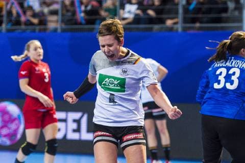 Handball, Frauen: EM, Deutschland Tschechien Vorrunde, Gruppe D, 3. Spieltag in der Brest Arena Alina Grijseels (Deutschland Dortmund) Jubel Freude Emotion Torjubel Torschuetze Torschütze Brest Arena Brest Frankreich