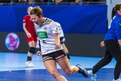 Handball, Frauen: EM, Deutschland Tschechien Vorrunde, Gruppe D, 3. Spieltag in der Brest Arena Alina Grijseels (Deutschland Dortmund) Brest Arena Brest Frankreich