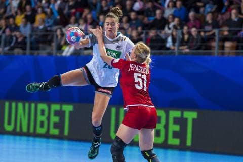 Handball, Frauen: EM, Deutschland Tschechien Vorrunde, Gruppe D, 3. Spieltag in der Brest Arena v. li. im Zweikampf Emily Boelk Bölk (Deutschland Thueringer HC) und Marketa Jerabkova (Tschechien) Brest Arena Brest Frankreich